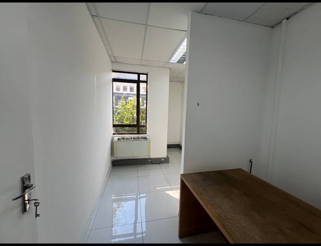 188M² OFFICE TO LET IN HYDE PARK